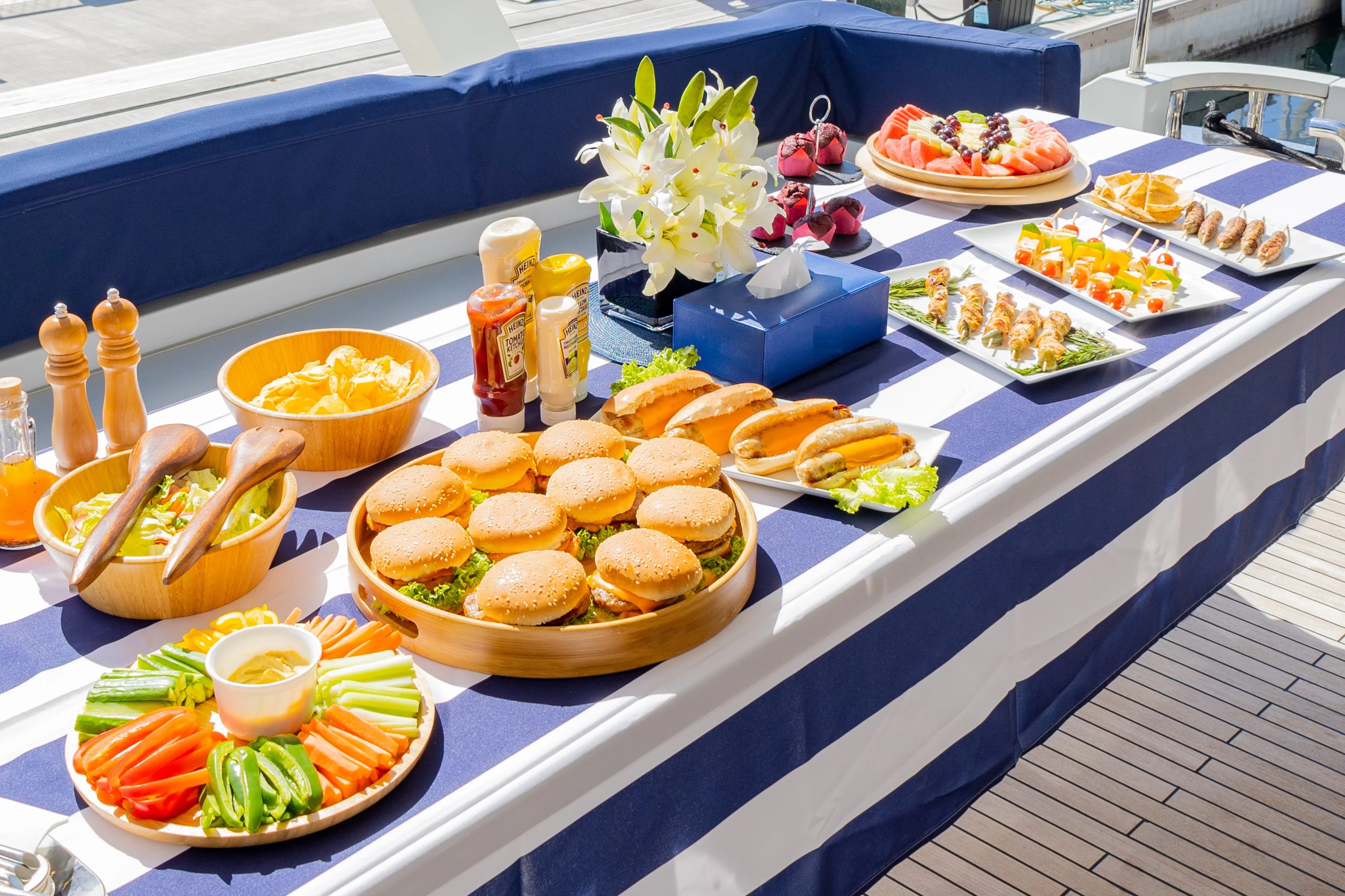 Dinner On A Yacht In Dubai | AnchorsBook.com