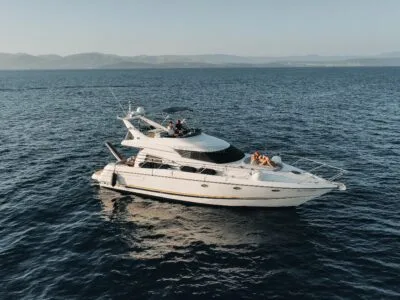 Sunseeker Manhattan 48ft Flybridge Luxury Yacht (Full Day Charter With Crew)