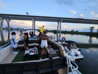 Québec Boat Rental & Yacht Charter | AnchorsBook Photo Party Houseboat Cruise In Montreal, Quebec | Max 25 Guests