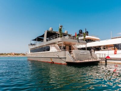 Sweet Caroline Dubai 142ft VIP Mega Yacht - Up To 150 Guests