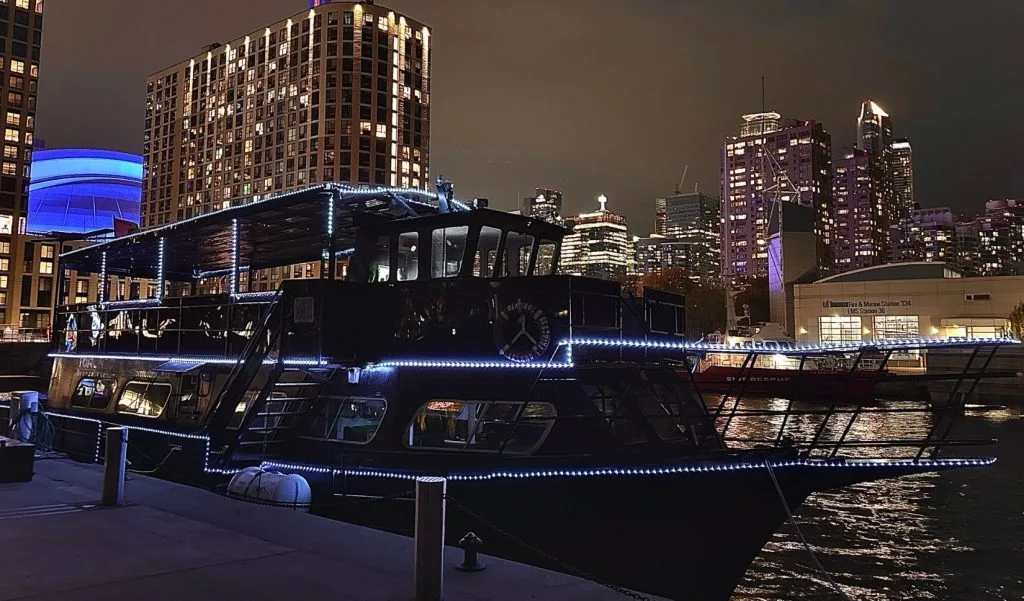 Toronto Boat Rental and Yacht Charter | AnchorsBook.com