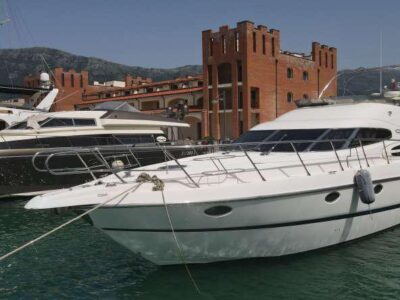 Spacious Cranchi 48 Yacht for Luxury Day Cruises in Orikum