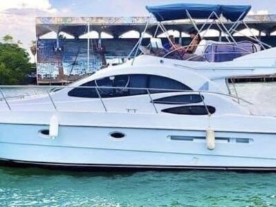Italian Flybridge Elegance – 45ft Azimut D Charter in Miami