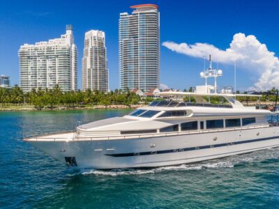 110' Horizon Superyacht Charter in Miami | Jet Skis, Trampoline & Luxury Crew Included