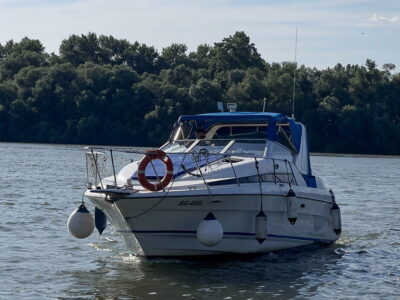 Private River Cruise on the Bayliner Avanti in Belgrade